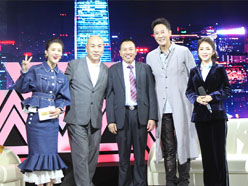 新望董事長(zhǎng)羅永輝與著名歌星劉尊老師、汪正正老師、郭津彤老師、主持人雅琪在北京電視臺(tái)錄制節(jié)目現(xiàn)場(chǎng)親切合影
